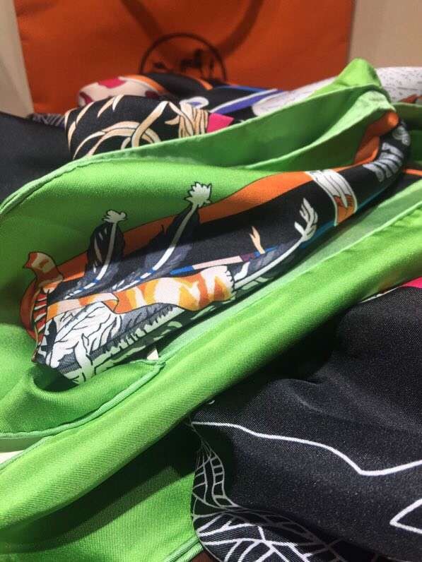 Hermes Scarf in silk twill with hand rolled edges H2561