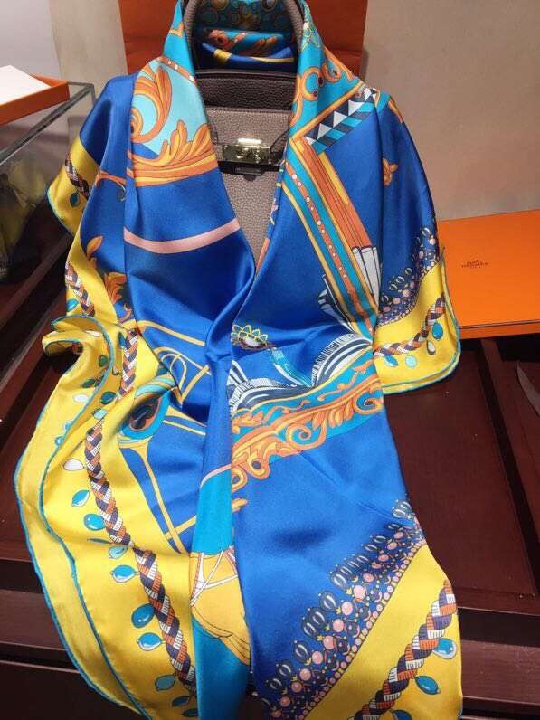 Hermes Scarf in silk twill with hand rolled edges H2565
