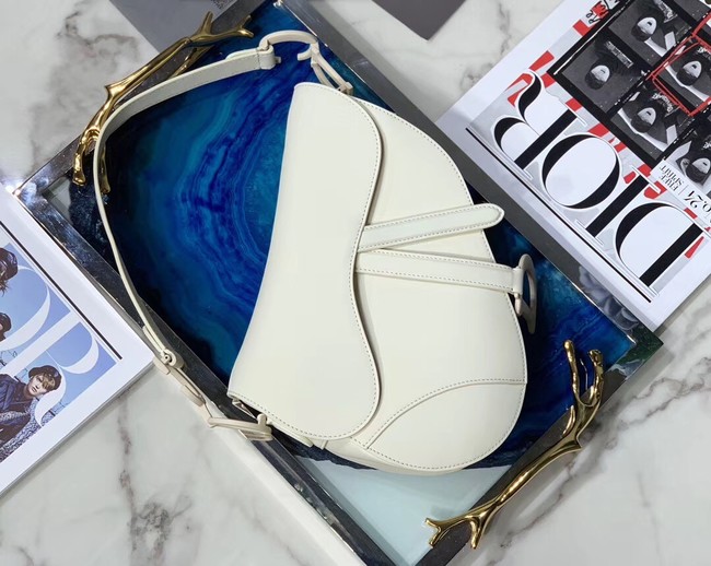 Dior SADDLE-TAS VAN KALFSLEER M0446C white