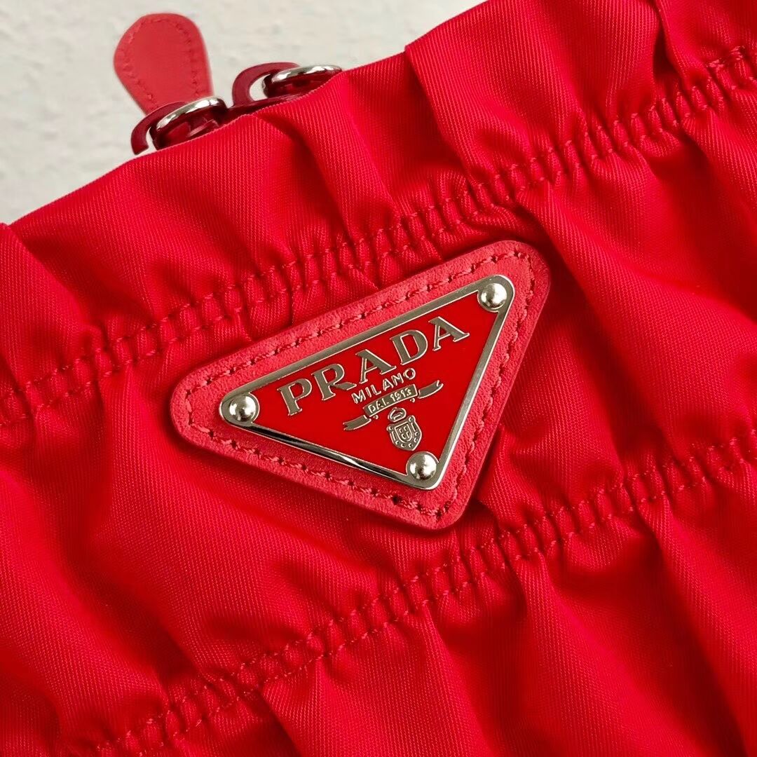 Prada Re-Edition nylon Tote bag 1BG321 red