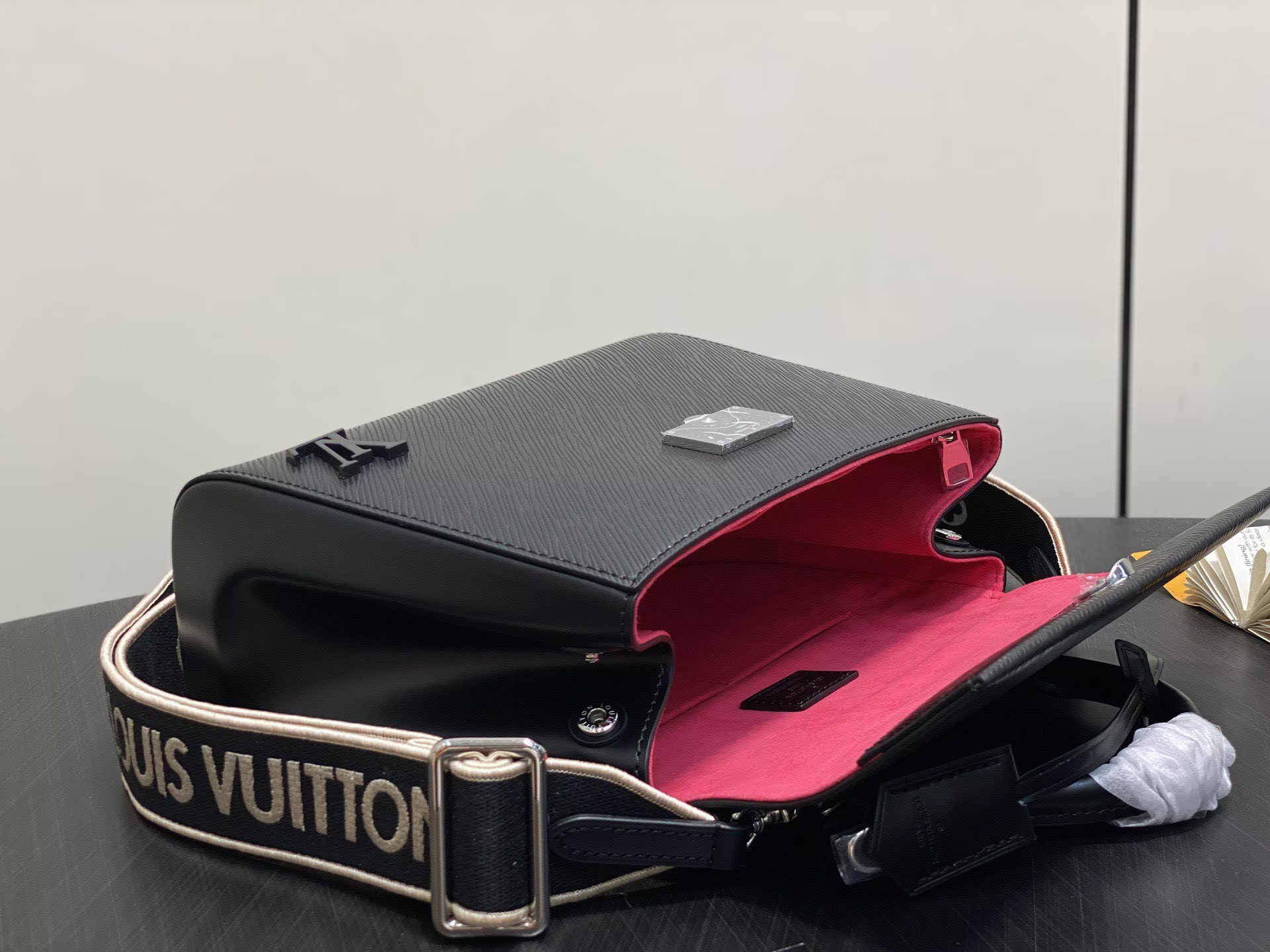 Louis Vuitton Cluny MM EPI Leather M58931 Black