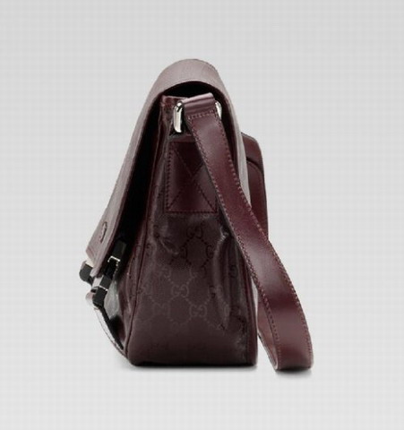 Gucci Medium Messenger bag con chiusura a clip 201732 in Wine