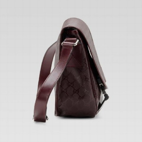 Gucci Medium Messenger bag con chiusura a clip 201732 in Wine