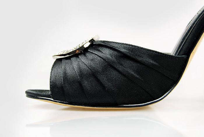 Manolo Blahnik Fashion Spring-Summer Sandals Black with crystals