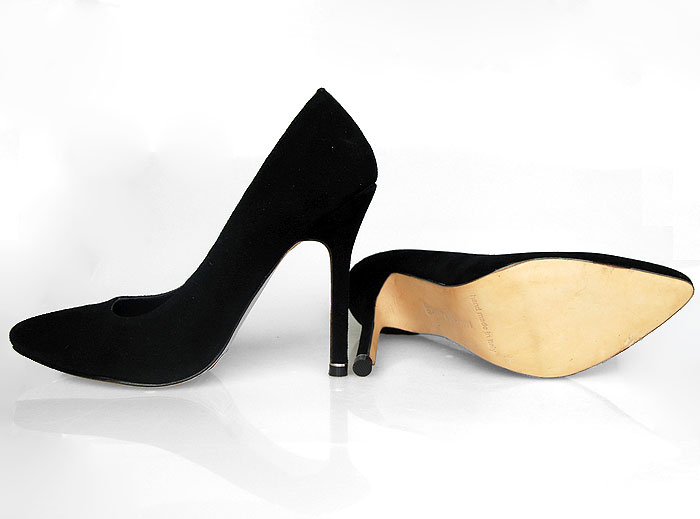 Manolo Blahnik pointed toe suede pumps black