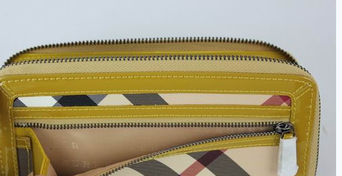 Burberry Grande Nova Check ID Wallet 37540588