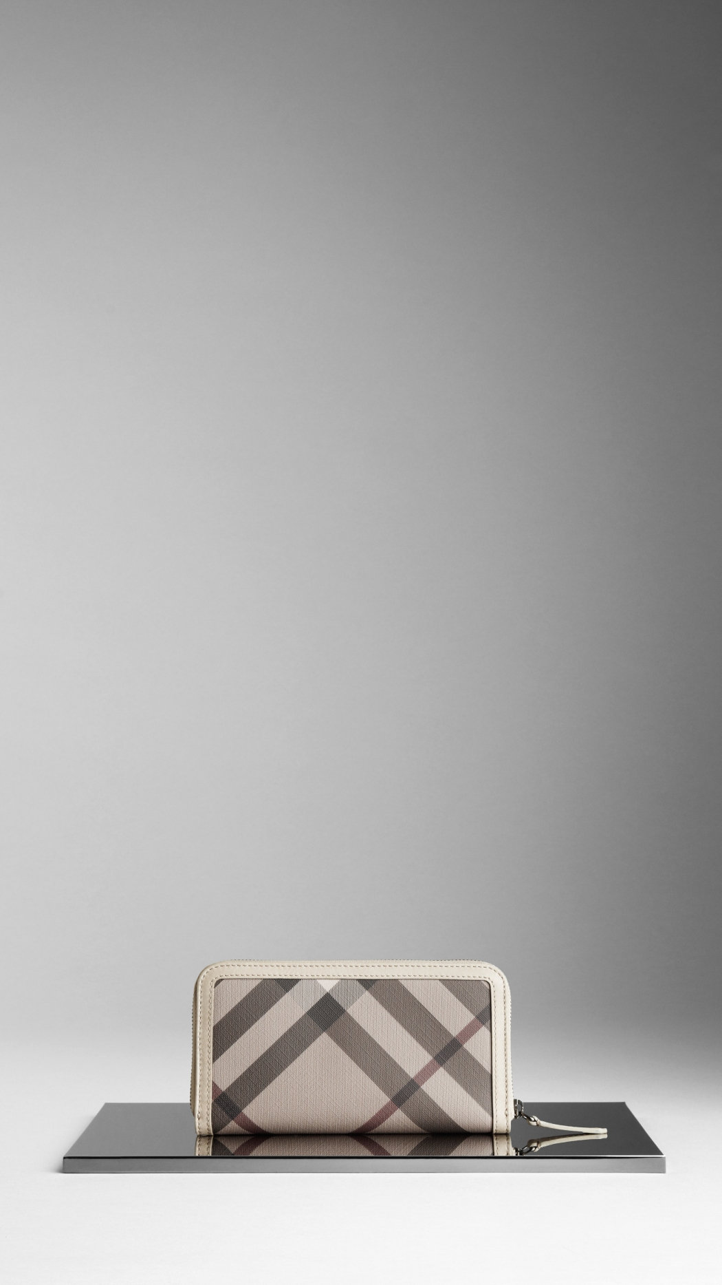 Burberry Grande Arrivo Zip affumicato Intorno Portafoglio 36899751