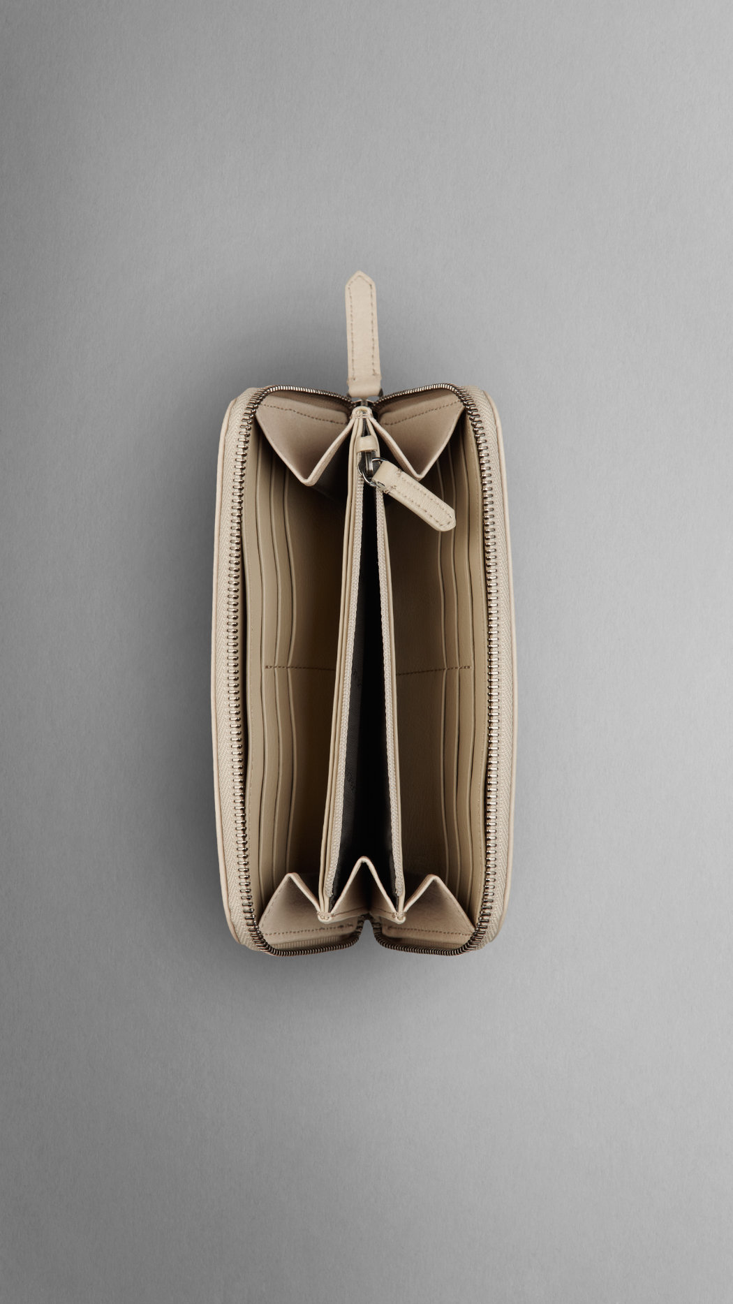 Burberry Grande Arrivo Zip affumicato Intorno Portafoglio 36899751